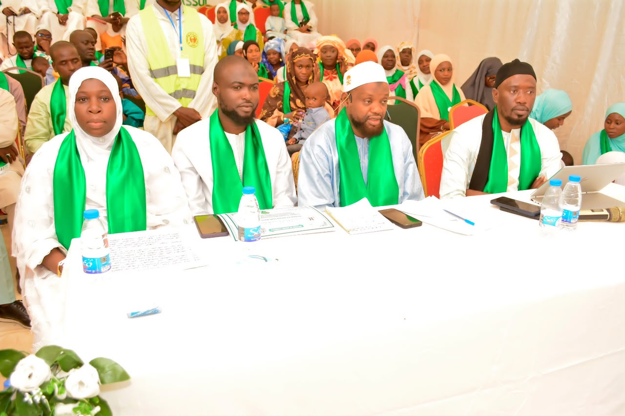 Conférence 2026 — photo avec l'animateur Oustaz Ahmed Diop et le modérateur Tafsir Diagne